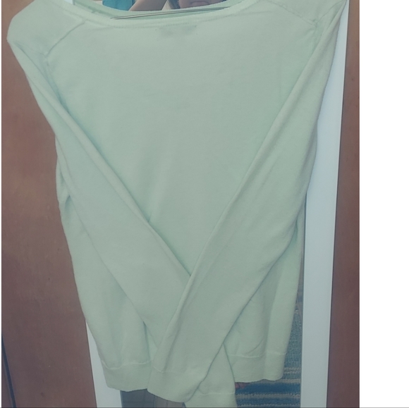 Gap Leightweight V-Neck Green Sweater - Picture 2 of 4